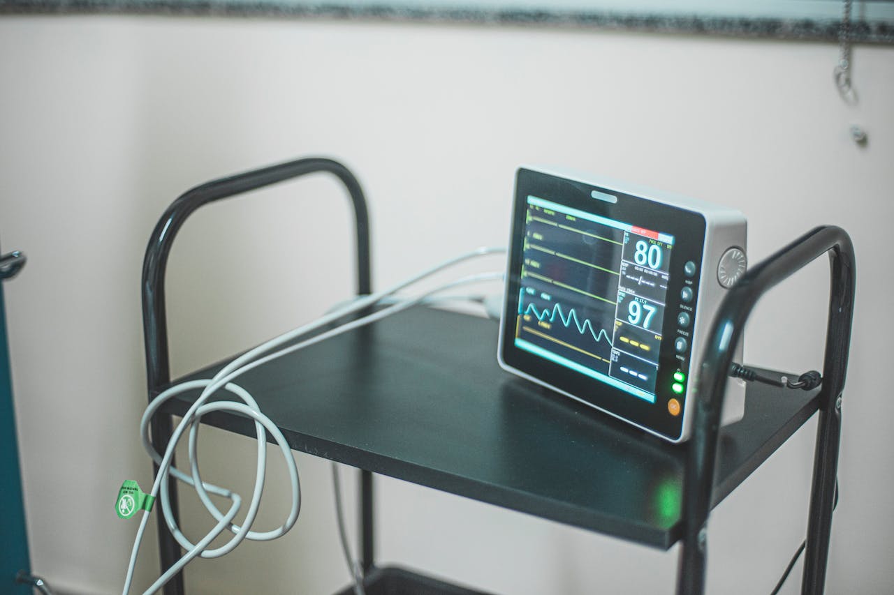 Monitor de equipo médico en habitación hospitalaria